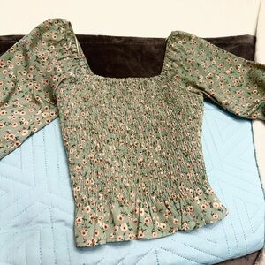 Green floral juniors shirt. Only worn once.